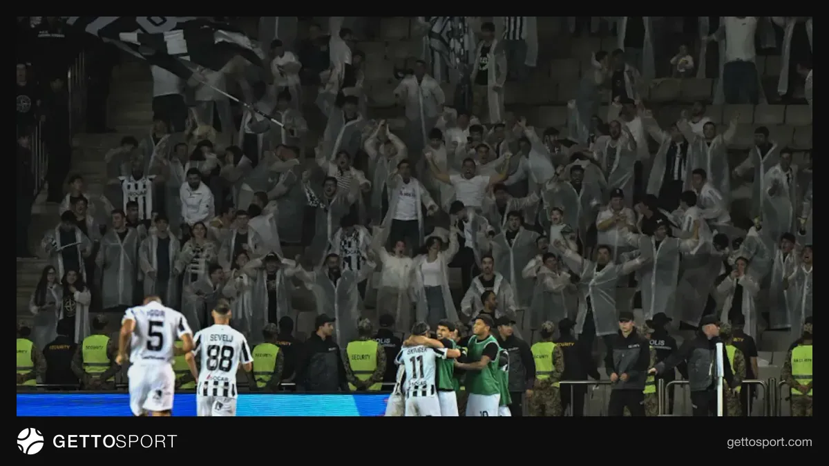 Qustavo Klisman və Neftçi futbolçuları səfər oyunu zamanı qol sevinci