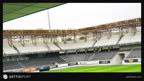 Neftçi oyunçuları və tribunada azarkeşlər Palms Sports Arena