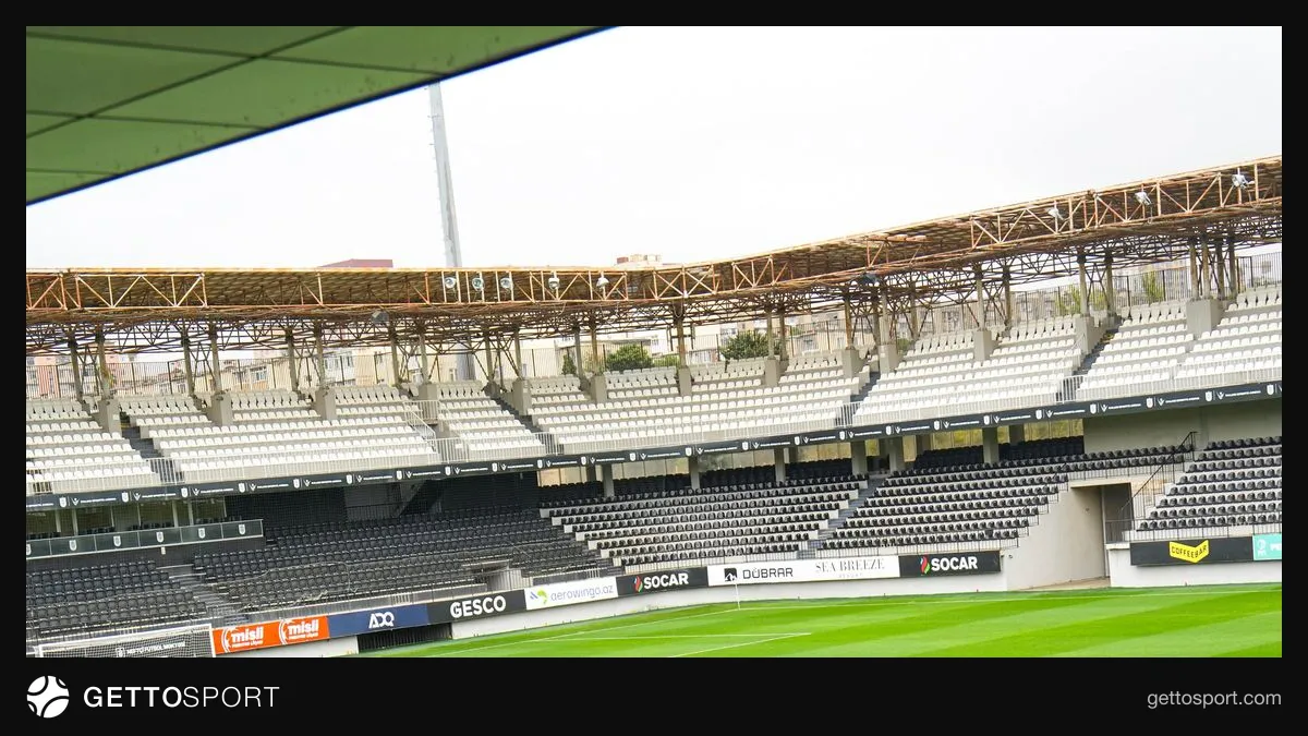 Neftçi oyunçuları və tribunada azarkeşlər Palms Sports Arena