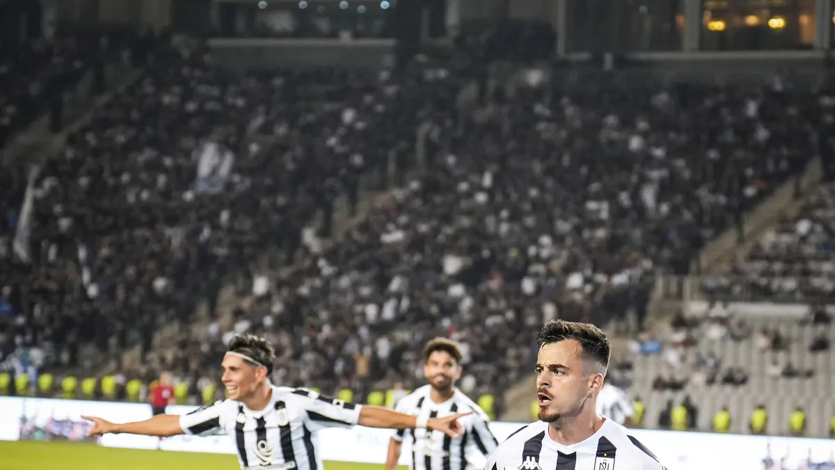 Neftçi və Turan Tovuz futbolçuları oyuna hazırlaşır, stadion görüntüsü