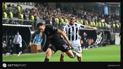 Neftçi və Sabah futbolçuları meydanda taktiki müzakirə zamanı