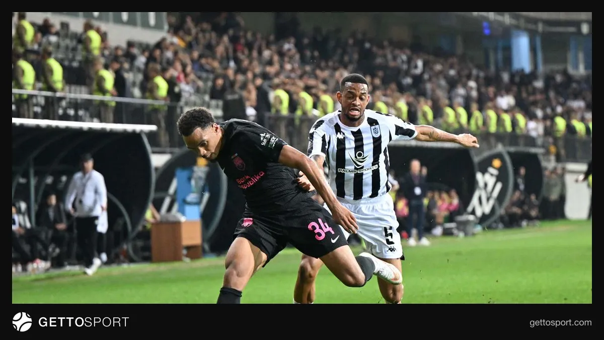 Neftçi və Sabah futbolçuları meydanda taktiki müzakirə zamanı