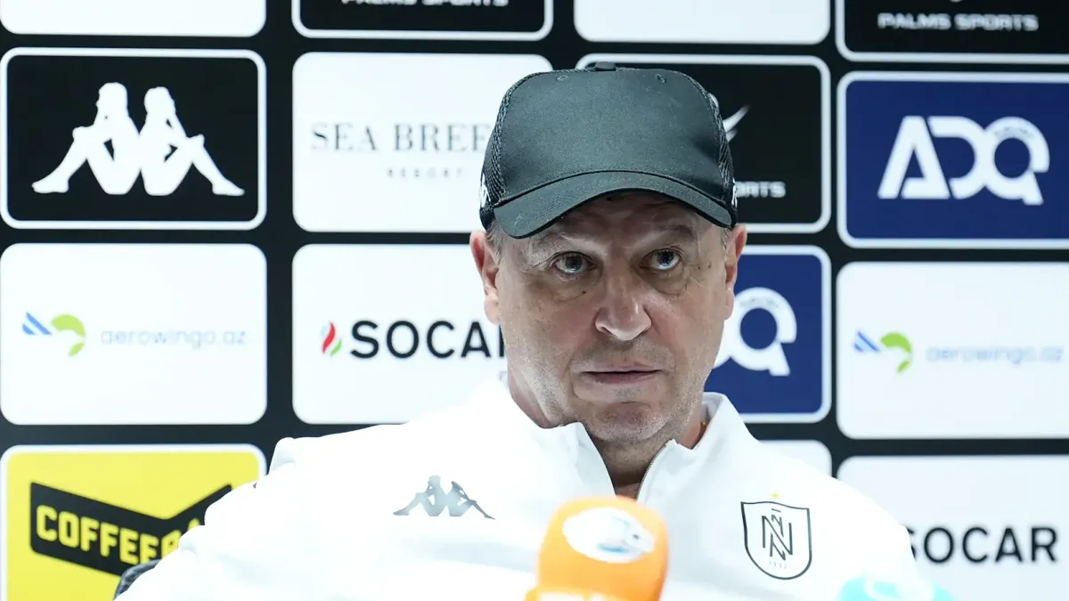 Yuri Vernidub mətbuat konfransında Mikrofon qarşısında danışır