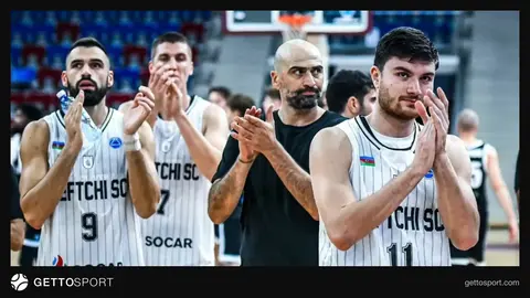 Neftçi basketbol komandası oyun hazırlığında, top və oyunçular məşq zamanı