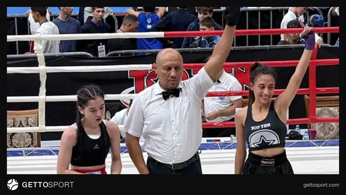 Nehir Aytulun madalya ile sevinirken Taşkent'te