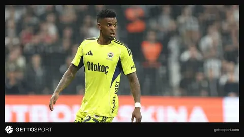 Nelson Semedo Fenerbahçe formasıyla saha içinde top kontrolü yaparken