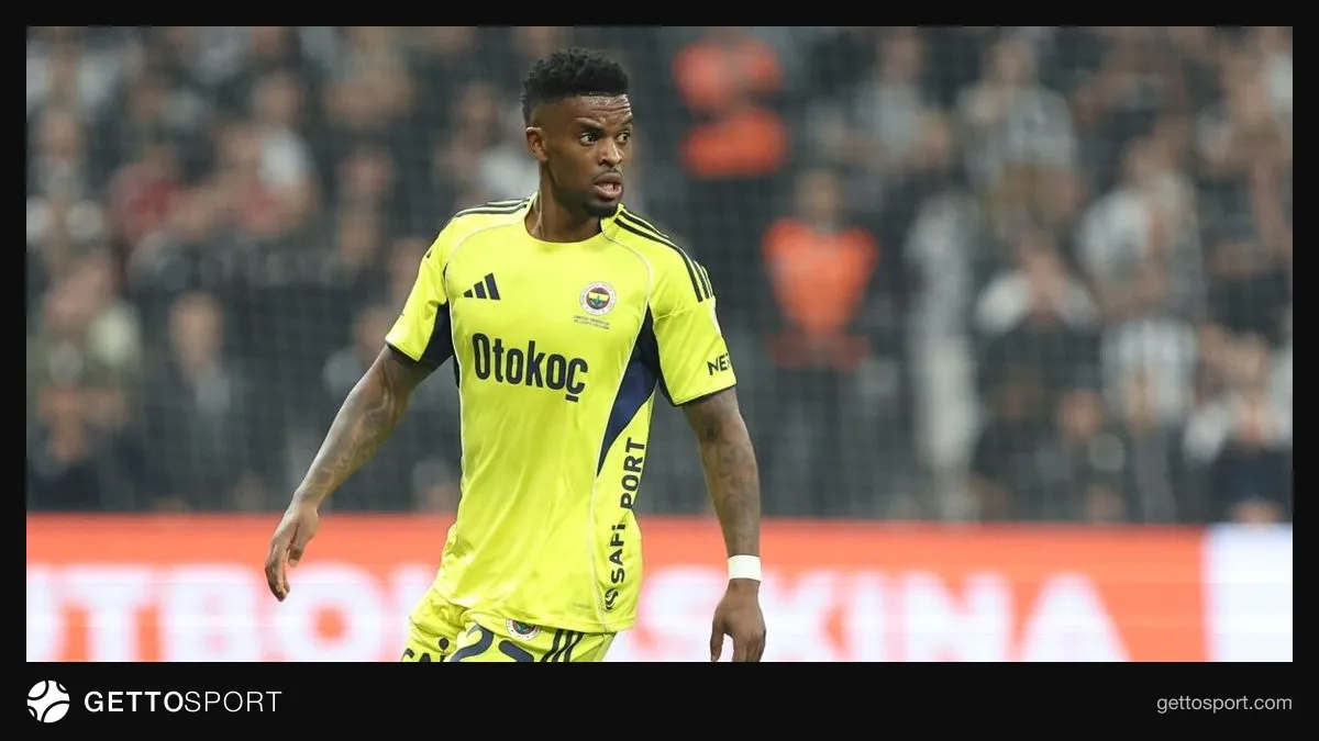 Nelson Semedo Fenerbahçe formasıyla saha içinde top kontrolü yaparken