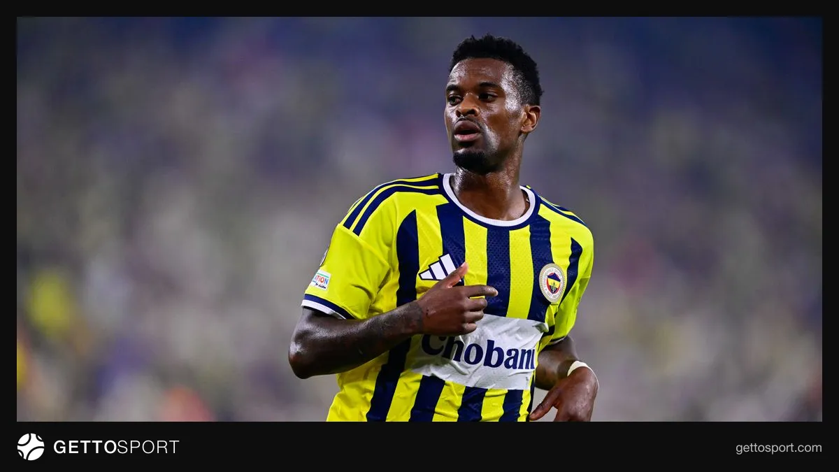 Fenerbahçe formasıyla Nelson Semedo top kontrolü yaparken