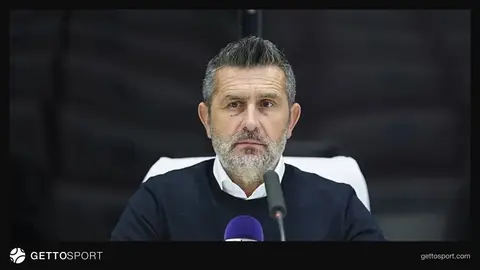 Nenad Bjelica basın toplantısında konuşuyor