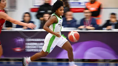 Nesibe Aydın ile İstanbul Gençlikspor oyuncuları maç sırasında