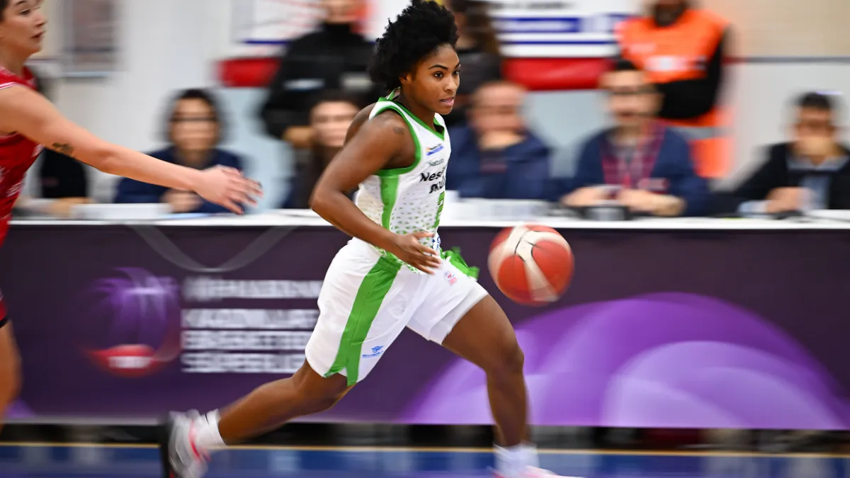 Nesibe Aydın ile İstanbul Gençlikspor oyuncuları maç sırasında