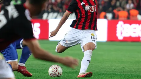 Stadyumda maç anı ve futbolcuların mücadele görüntüsü
