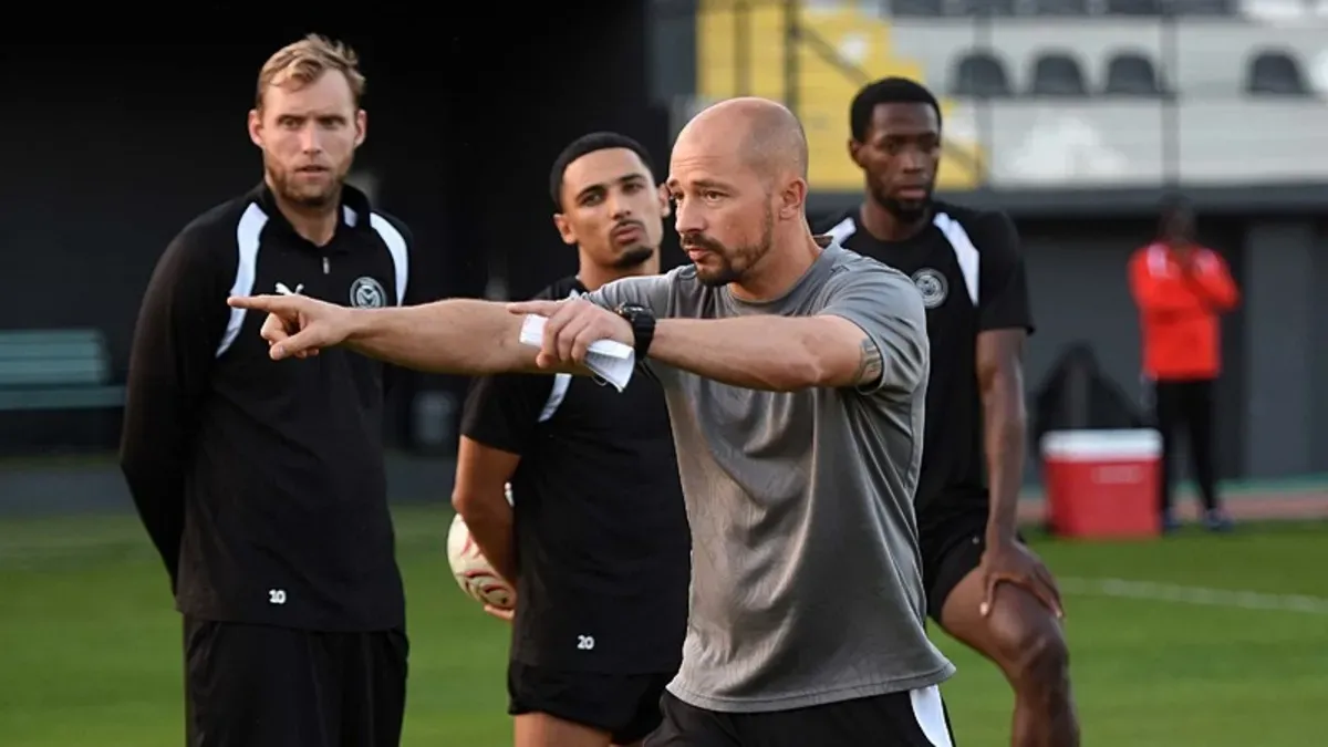 Nestor El Maestro takım elbise ile Manisa FK için imza atarken