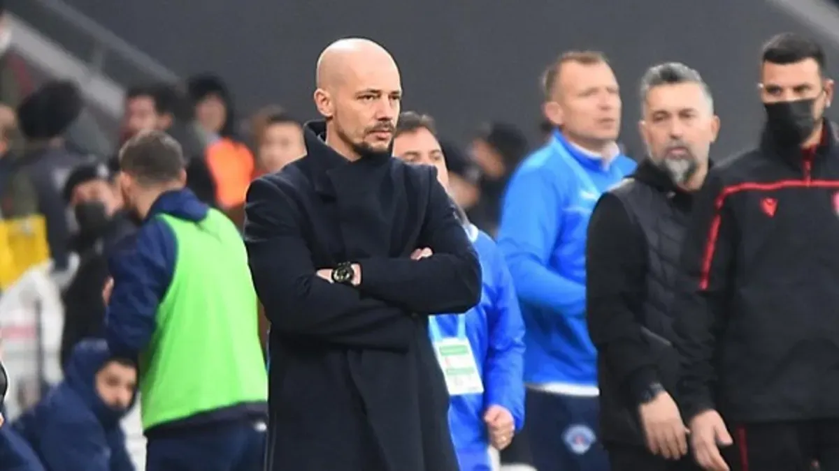 Nestor El Maestro takım formasının önünde konuşurken