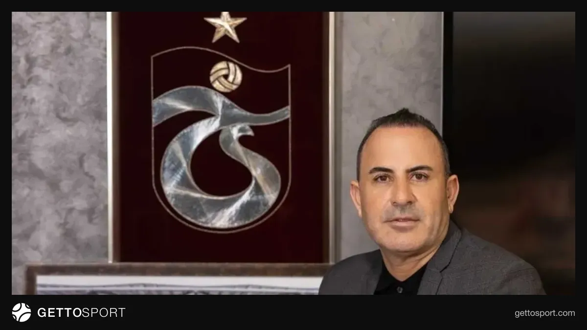 Restoranda doğum günü pastası etrafında toplanmış Trabzonspor yöneticileri