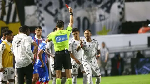 Neymar maçta ağzını kapatırken hakemin kırmızı kart gösterdiği anın fotoğrafı