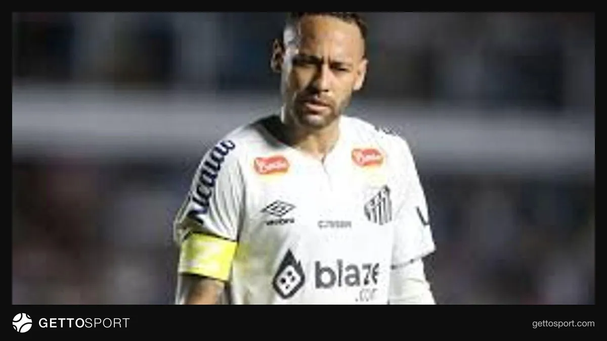 Neymar penalti zərbəsini yerinə yetirir, Santos-un formasında