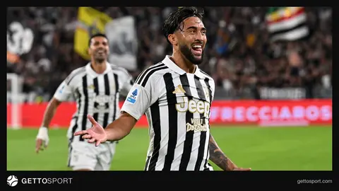 Nico Gonzalez Juventus formasıyla top sürüyor
