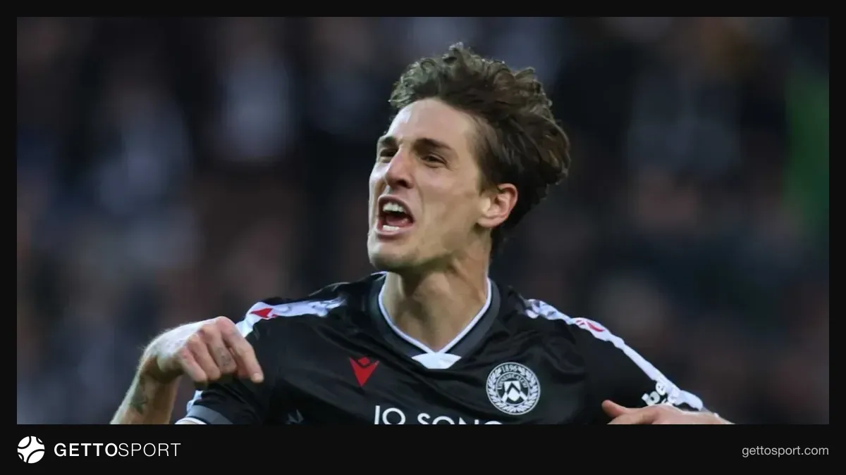 Nicolo Zaniolo röportaj verirken sahada ve ellerini kullanırken görüntüsü