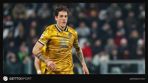 Nicolo Zaniolo takım antrenmanında yürürken görüntü