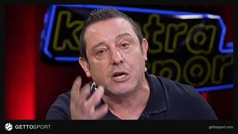 Nihat Kahveci televizyon stüdyosunda konuşurken