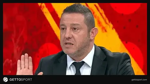 Nihat Kahveci studiyada danışarkən