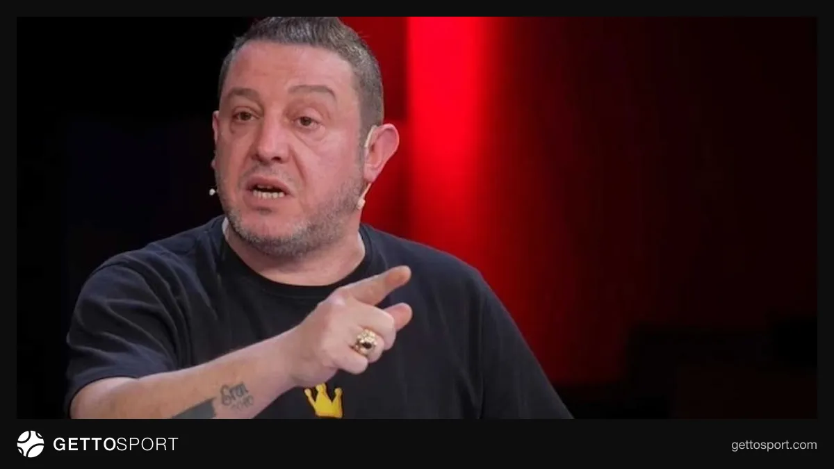 Nihat Kahveci televizyon veya stüdyo ortamında konuşurken