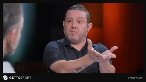 Nihat Kahveci konuşurken mikrofon önünde