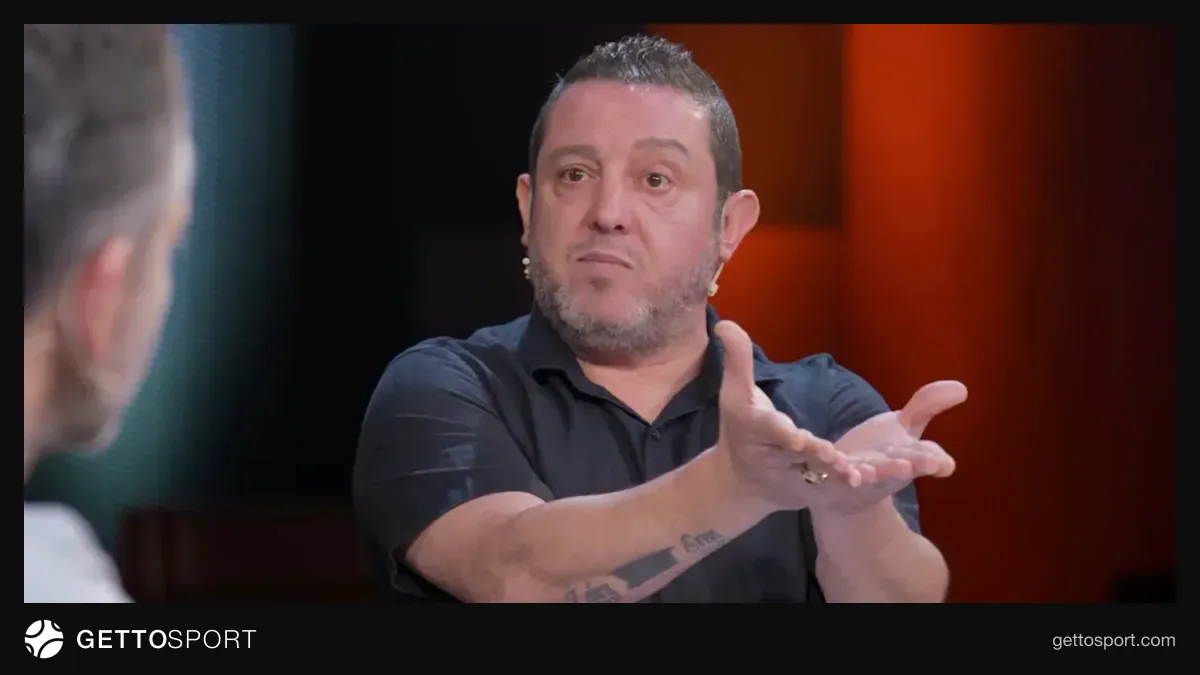 Nihat Kahveci konuşurken mikrofon önünde