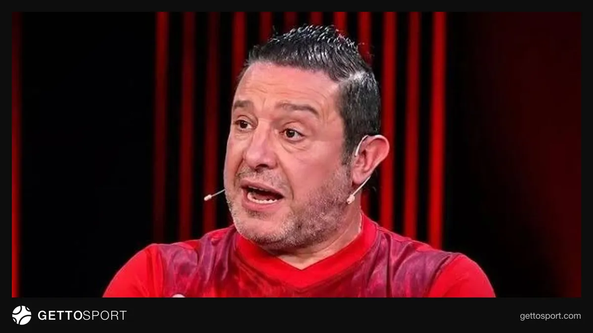 Nihat Kahveci danışarkən mikrofonlar qarşısında
