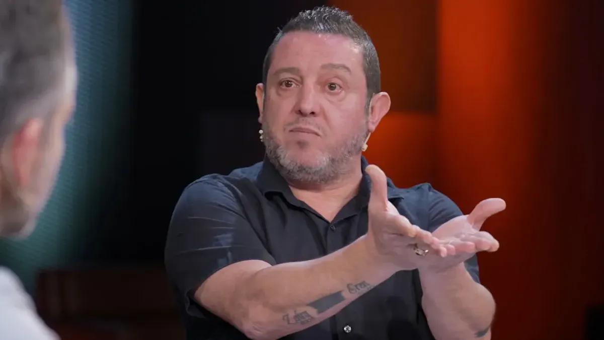 Nihat Kahveci mikrofon önünde maç yorumluyor