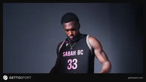Nik Perkins mətbuat konfransında mikrofon qarşısında danışır