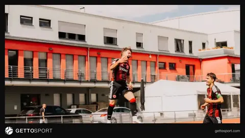 Niko İliçeviç Ayntraxt forması ilə stadion kənarında