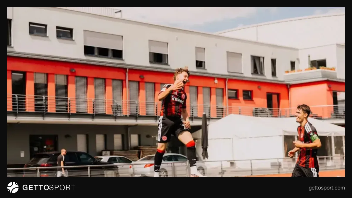 Niko İliçeviç Ayntraxt forması ilə stadion kənarında