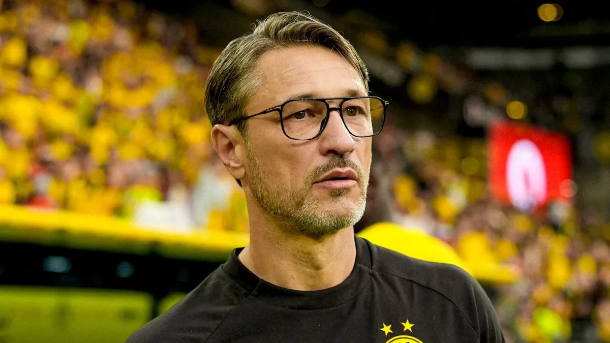 Niko Kovaç və Dortmund futbolçuları uçuşdan sonra stadion kənarında