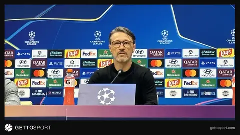 Niko Kovaç mətbuat konfransında mikrafon qarşısında danışır