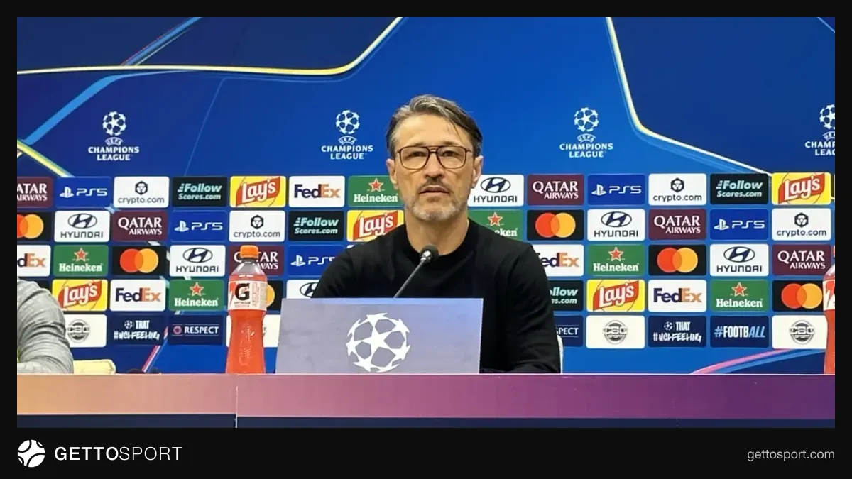 Niko Kovaç mətbuat konfransında mikrafon qarşısında danışır