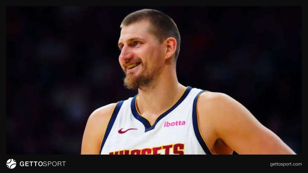 Nikola Jokic röportaj verirken mikrofon önünde