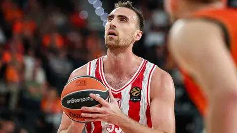 Nikola Milutinov Olimpiakos formasında oyunda