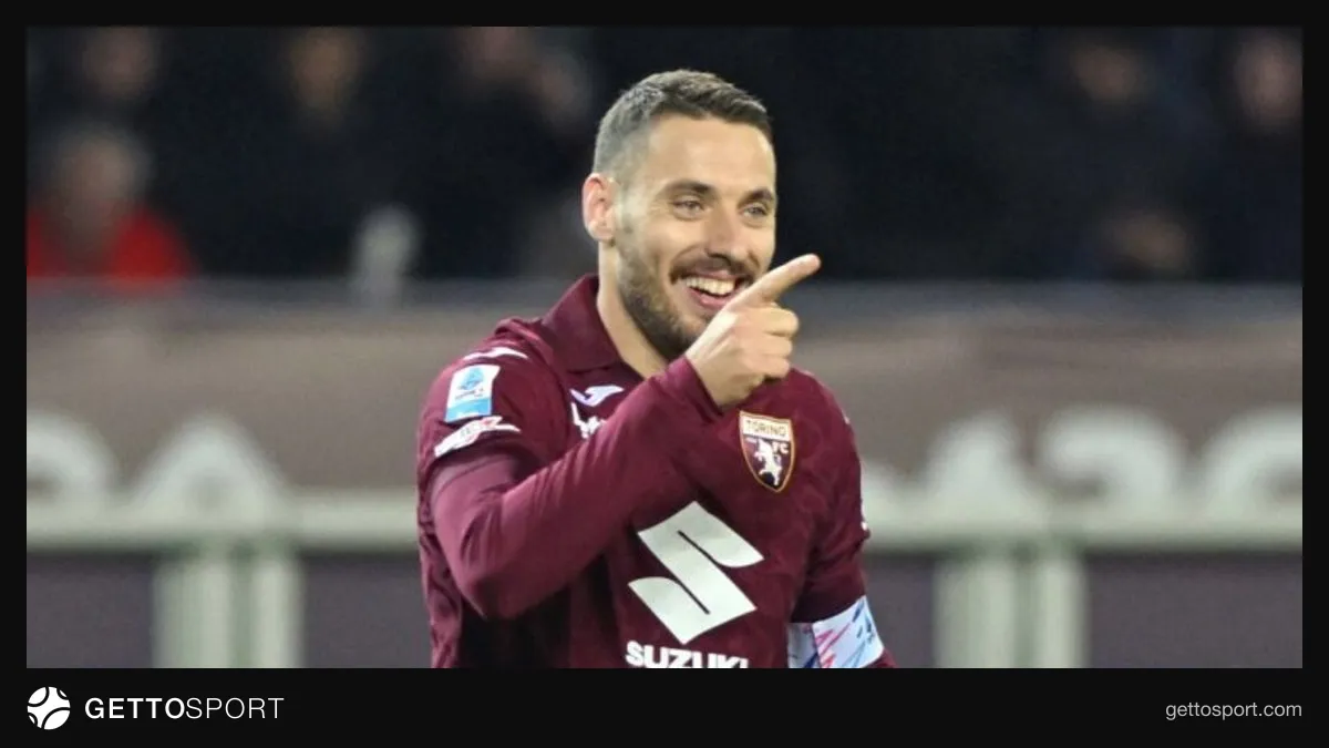 Nikola Vlasiç topa baxır, Torino forması