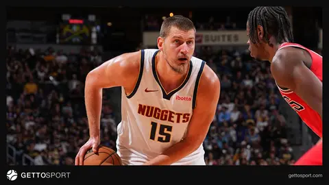 Nikola Yokiç Denver Nagets forması ilə oyunda topu ötürür