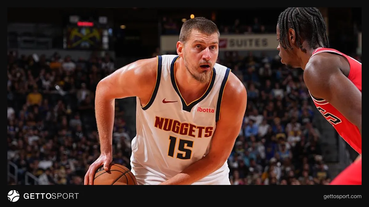 Nikola Yokiç Denver Nagets forması ilə oyunda topu ötürür