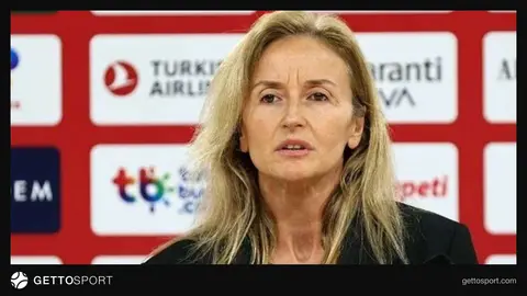Nilay Yiğit Kartaltepe TRT Spor stüdyosunda mikrofonla yorum yaparken