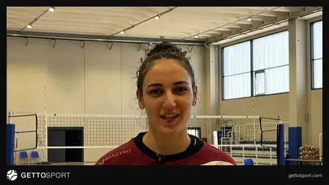 Nilufər Ağazadə voleybol topu ilə idman zalında
