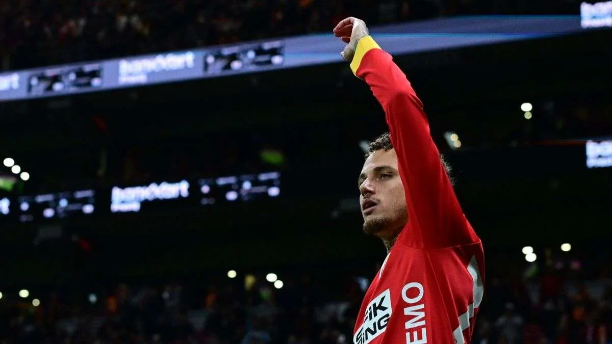 Noa Lang telefonundan Instagram hikayesi paylaşırken, arka planda Galatasaray forması