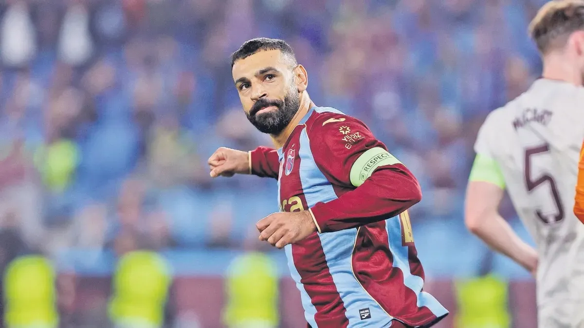 Noah Saviolo maçta ayak bileğini tutarken ve Muhammed Salah gol sevincinde