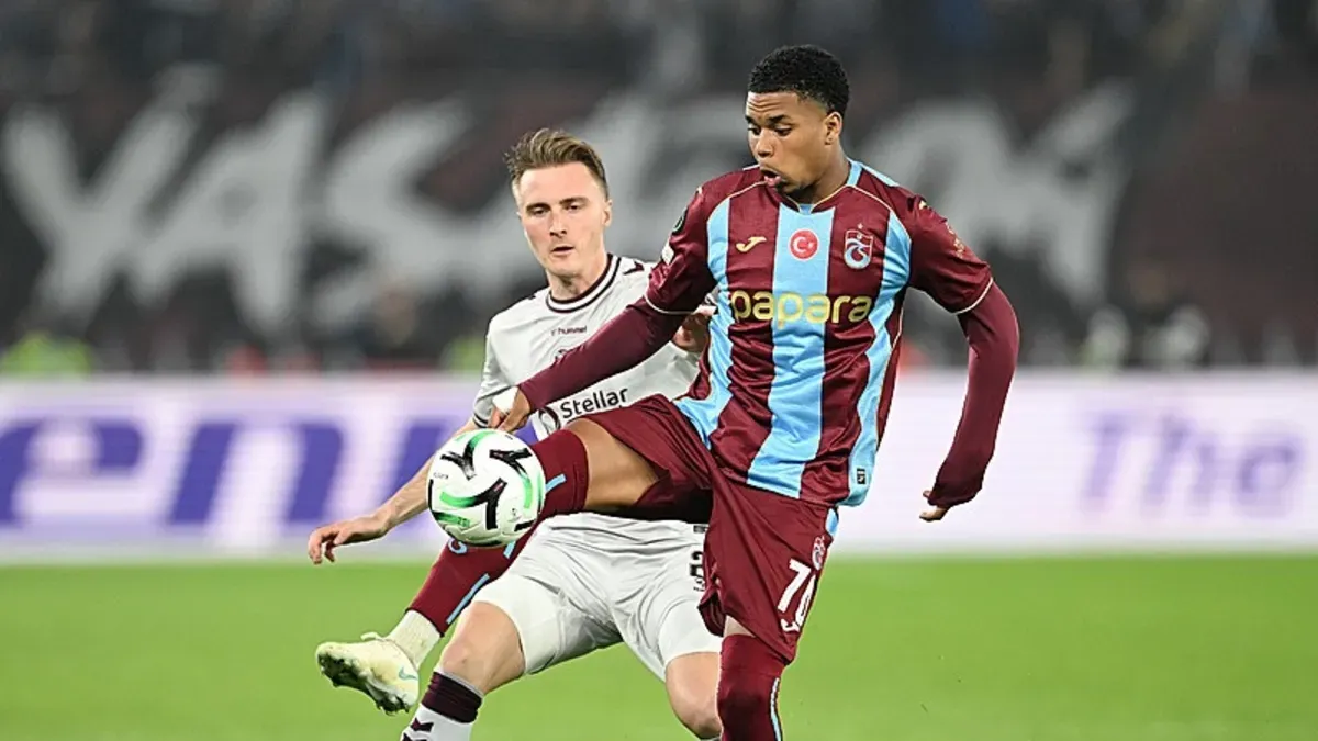 Noah Saviolo maçta tribünden izlerken veya kulübede otururken