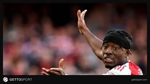 Noni Madueke Arsenal forması ilə topa toxunur