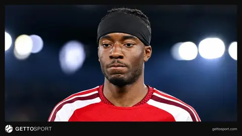 Noni Madueke Arsenal forması ilə meydanda oynayarkən