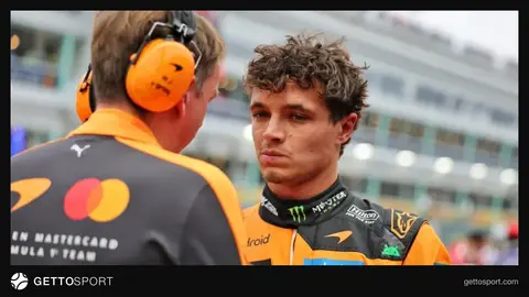 Lando Norris yarış kombinzonu və dəbilqə ilə mikrofon qarşısında danışır
